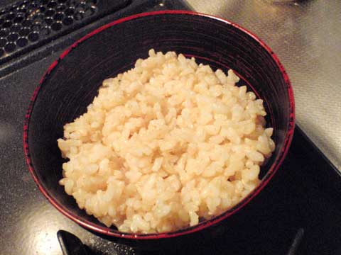 お茶碗の盛りを少なくすると、玄米を美味しく食べられる。