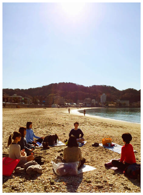 海の音を聞きながら、みんなで瞑想。