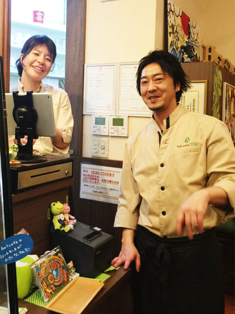 halcafe229のパティシエ岡田さん。