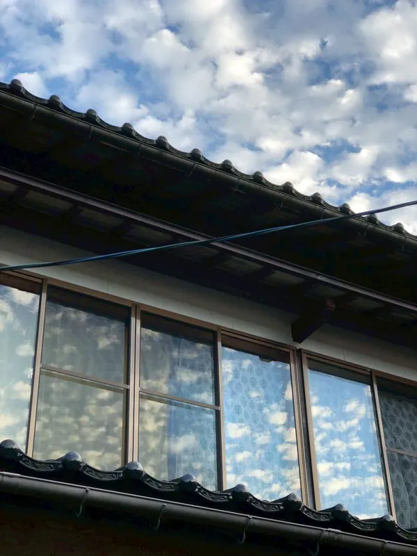 窓に映る、いつもの空