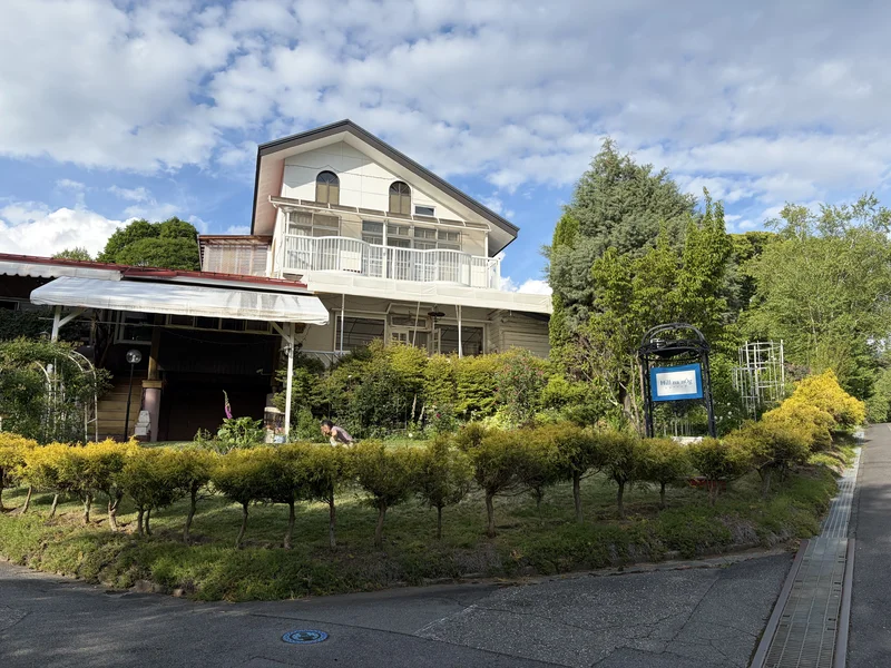 八ヶ岳の麓・原村に建つリトリート宿ヒルナノーグの外観と庭
