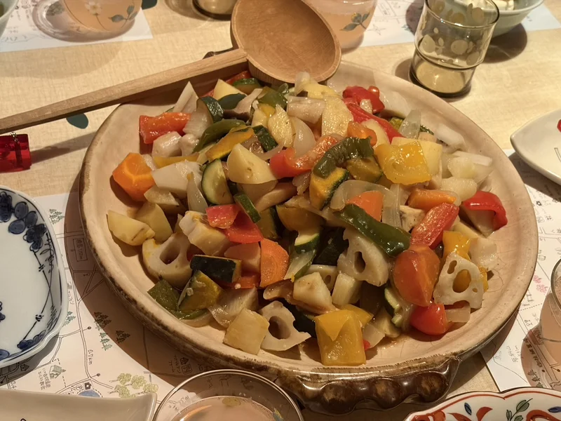 大皿に盛られたヒルナノーグの野菜中心の夕食