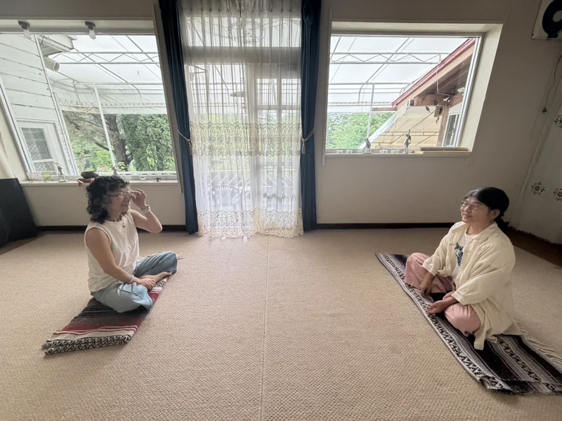 プレイルームで向かい合って座る講師カオンとゲスト